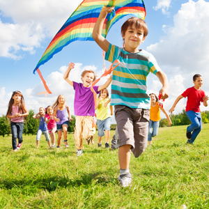 Spielende Kinder auf der Wiese | Facheinrichtung Hof Wiesengrund