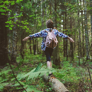 Schulkind balanciert auf einem Baumstamm im Wald | Hof Wiesengrund – Intensivangebot Schweden